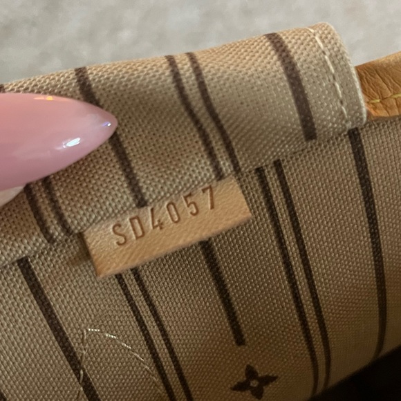 Authentic Louis Vuitton Neverfull GM - Picture 9 of 11